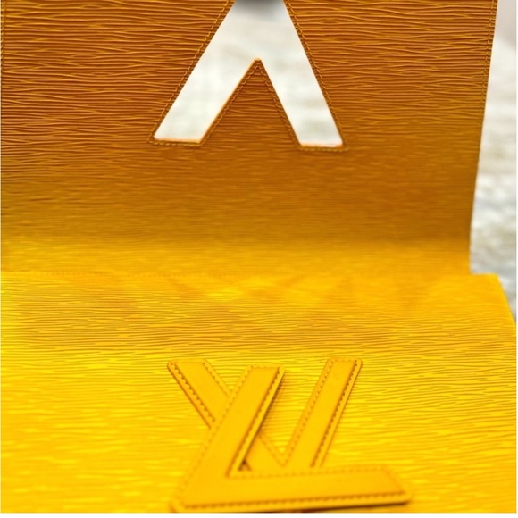 🌟HOST PICK🌟 Limited Edition Louis Vuitton Epi Leather Large Clutch Bag - Picture 12 of 16